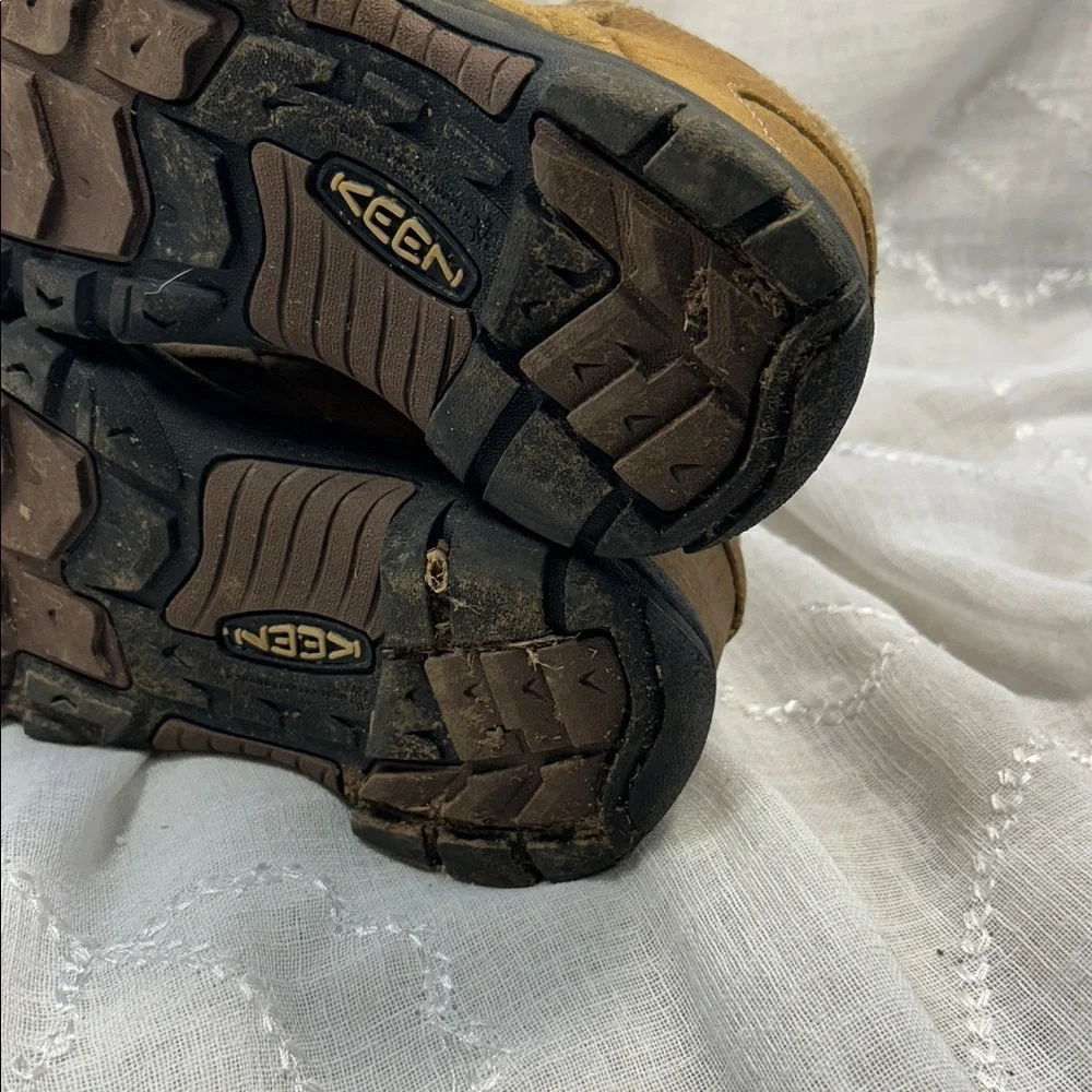Keen leather ankle booties stamped sz 4
